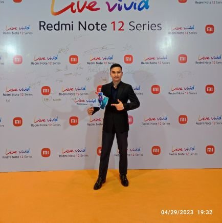 SChanporong's profile picture. We're The World 🌎🌍