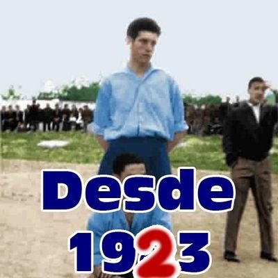 Pacifista pendenciero. Revolucionario conformista. Tergiversador de mentiras. Gafapasta poligonero. Filántropo sin escrúpulos. Una joyita.