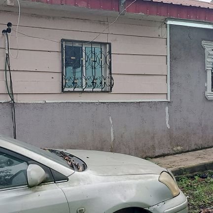 Todo blanco hiendo por la derecha, con un tejado
