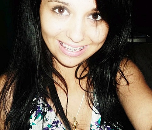 Dramática, irritante, carente, louca, irônica, desligada, chata e muito ciumenta. Prazer, eu.
