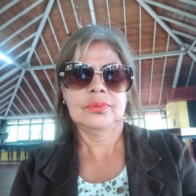 Inquieta, divertida, apasionada, controversial, responsable, luchadora, amante de la Libertad y verdadera Democracia. Educadora. Formadora Recreadora Deportista