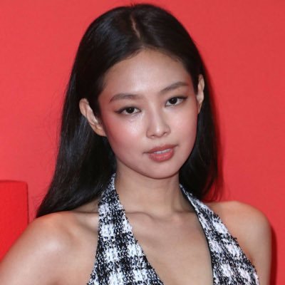 pinkrosiiee's profile picture. 