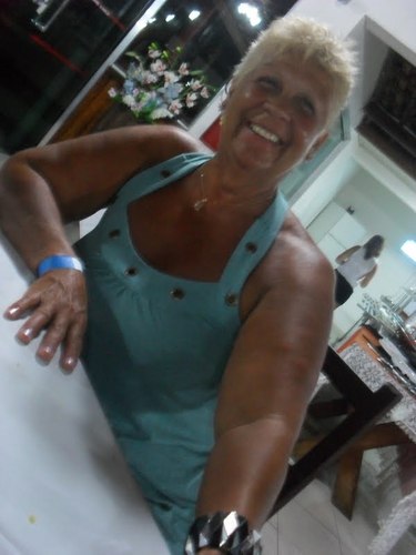 sou  uma mulher de 58 anos  mãe solteira, aposentada,gosto de viajar,dançar, ir a praia, andar de bicicleta,ir ao cinema gosto de música sou uma mulher feliz.