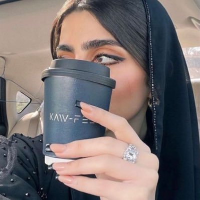 غارقه بحُب قهوتي وعزلتي🤎.