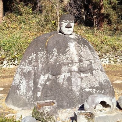 善光寺門前まち歩き人、路地裏交流家。仕事場は役所窓口。組織の内と外につねに片足ずつ残しておき、それでも決して転ばぬようにと心がける毎日。かねて愛用のHN「小毬藻」に伝説のバンドまにまにろまんから「ろまん」をいただき、小毬藻ろまんと称し、ネット世界に漕ぎ出していく。演芸を幅広く、身近な話題にも注目。