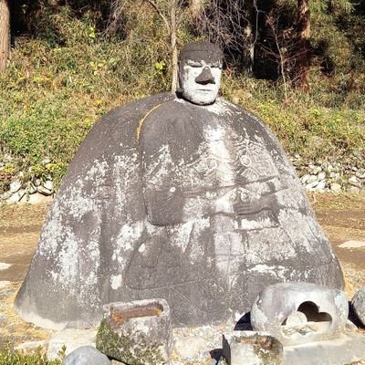 善光寺門前まち歩き人、路地裏交流家。仕事場は役所窓口。組織の内と外につねに片足ずつ残しておき、それでも決して転ばぬようにと心がける毎日。かねて愛用のＨＮ「小毬藻」に伝説のバンドまにまにろまんから「ろまん」をいただき、小毬藻ろまんと称し、ネット世界に漕ぎ出していく。演芸を幅広く、身近な話題にも注目。