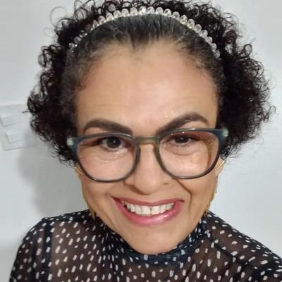 Assistente Social, militante do PSOL e da Resistência Feminista,  nordestina.