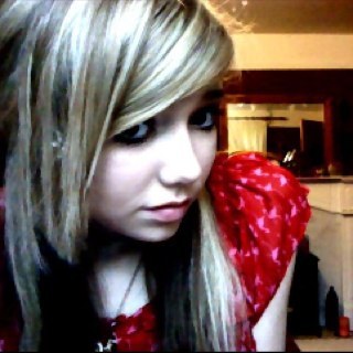 hai der! I am a massive nerd, who loves blink 182, mcr, YMAS, paramore, 30stm, atl and avril lavigne. XO Also I like art and photography.