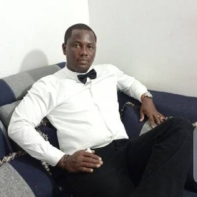 Je suis un homme sympathique, ambitieux, courageux, humble et croyant en Dieu.