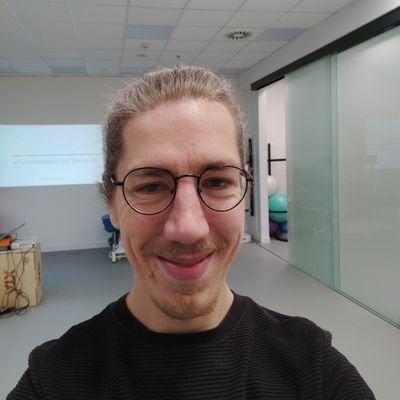 tomaskavka_'s profile picture. Physiotherapist with a special interest in Low Back Pain and Complex Regional Pain Syndrome 🏋️‍♂️ Psychotherapist🪑Ph.D. student 📖