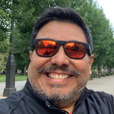 Abogado y Analista Político; Lector; Aficionado al Café, al tabaco; al Futbol, Toros y la Crítica Constructiva.