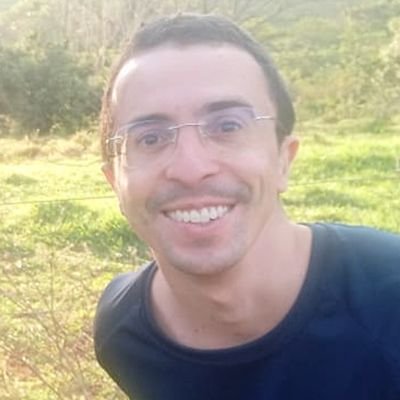 Advogado, concurseiro, baterista, torcedor do Palmeiras e do Washington Capitals (NHL).