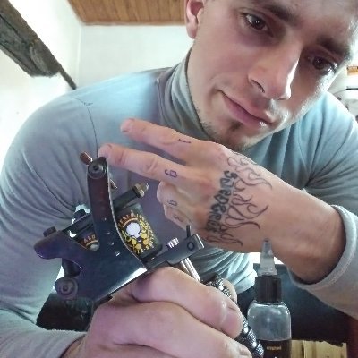 tatuador
acuariano
25 años
no te rindas nunca...