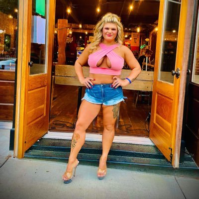 just a cute small fit blonde and a top 9%  onlyfans creater and a super sub ⛓️