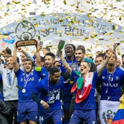 هلال في السماء وهلال في الارض هما بضهورهما من يجعلونا نعيش جو السعاده