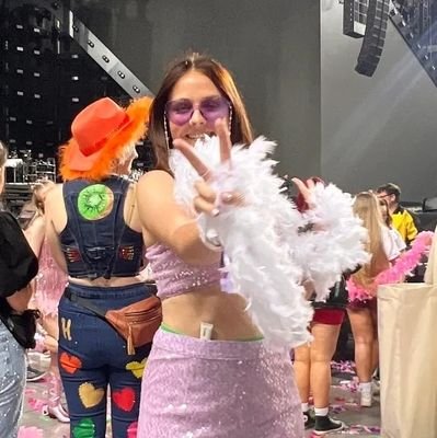 erinnsfitlife's profile picture. probs at a concert somewhere🫶🏻