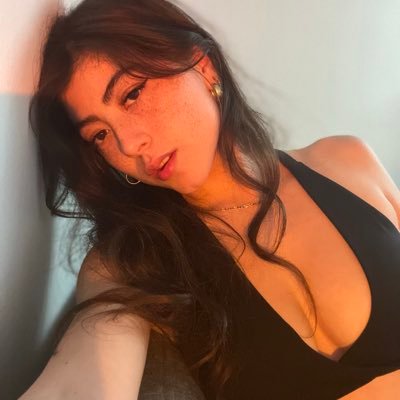 22 | Latina streamer on @TWITCH | Plant lover, dog lover Click link for Twitch ↓