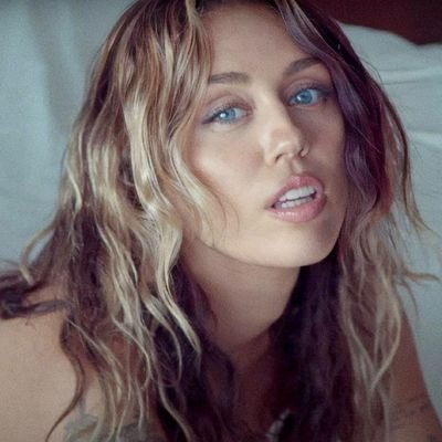 ʸᵒᵘ'ʳᵉ ʲᵘˢᵗ ᵐᵃᵈ ᶜᵃᵘˢᵉ ʸᵒᵘʳ ʰᵃⁱʳ ⁱˢ ᶠˡᵃᵗ
 |Miley posted a video where i appear|   Miley RTed me. Smiler |
Fan Account. 🔗