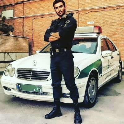 لاتُغرِّب أحداً راك وطناً...🖤💎
POLICE👮🏻♂️
KORD🇭🇺