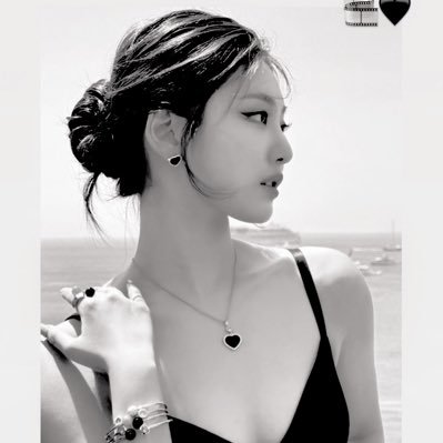 2OO2. Ning Yizhou, a girl who makes your heart melt with her beauty and her angelic heavenly voice 。 #닝닝 🦋 O