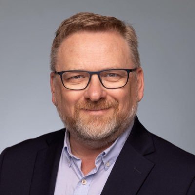 Verdikonservativ. Liberal. Sosialdemokrat. Tror på Gud og neste sesong. YNWA!