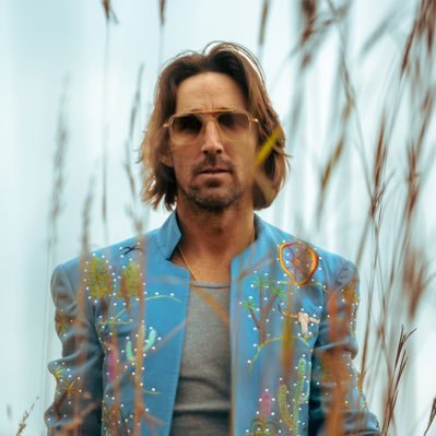 I'm Jake Owen i kindly want to say hi to you all, be free to massage me directly this is not a fans page official page