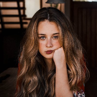 MakarovaOk4917's profile picture. Проще зажечь свечу, чем проклинать на чём свет стоит темноту