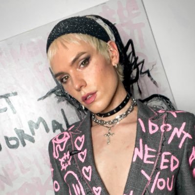 London based artist and designer.
Shop my latest collection of up cycled wearable artwork at https://t.co/6GXx06A2fy
Instagram - @ollihull