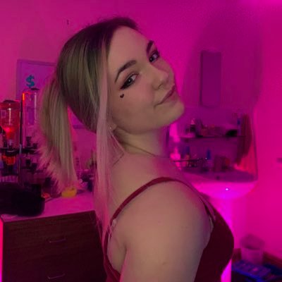 23 // UK 🎀 Twitch Partner 🔮 https://t.co/Spyvz88mDD