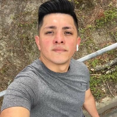 Hijo de gente pudiente pero asalariado por convicción. Amo a la chusma y me siento parte de ella. Tener dinero no me hace sentir superior a nadie.
