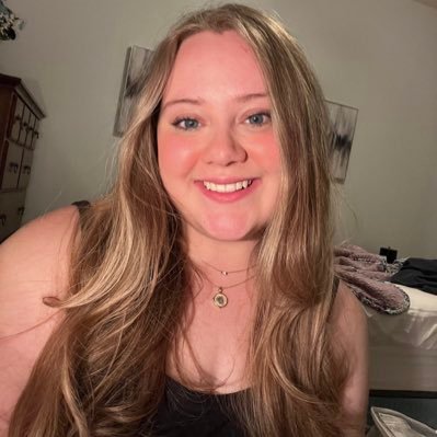 juliadesmarais1's profile picture. basically a Taylor Swift fan page                  TN x1