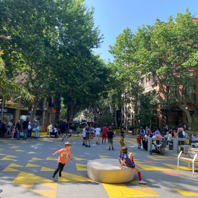 Informem sense hate sobre l'entorn de la Superilla Sant Antoni 🌱🚴‍♂️. Volem carrers pacificats🚶🏼‍♀️, verds 🌳 i nets 🚮. Cuidem el barri.