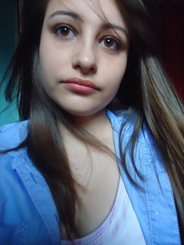 Não sou de falar muito de mim pois isso nos dias de hoje nem precisa por  que os outros já fazem isso ai deixo que as pessoas me definem como quiserem.