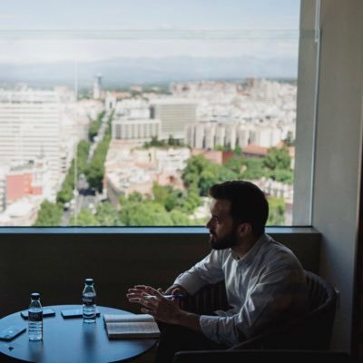 Cubro política en El Español. Antes hacía reportajes. Una vez me fui de copas con Mario Camus y Rosendo me encendió un cigarro. diego.rodriguez@elespanol.com