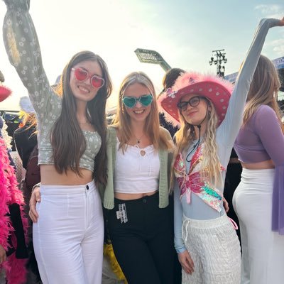 anik_niemann02's profile picture. treat people with kindness💜🤍