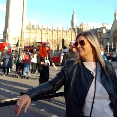 clazcarate's profile picture. Amanece y ya está con los ojos abiertos.
Educadora.
Entrerriana.
No la veo