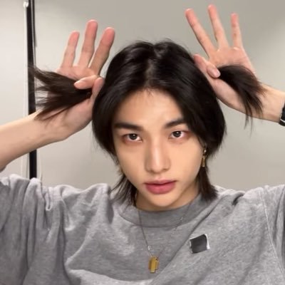 ownbyakpopidol's profile picture. hyunjin’s feet 🦶