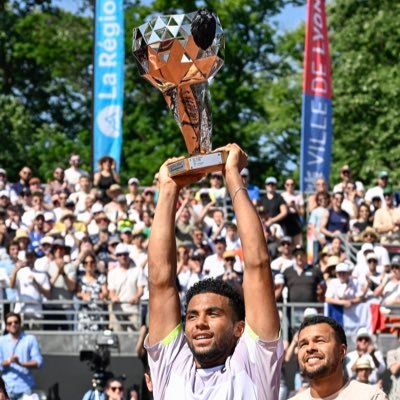 Toute l’actualité sur Arthur Fils 🎾🇫🇷 |           Crack français plein d’ambitions, vainqueur de son 1er titre sur le grand circuit à Lyon. #AllezArthur 🔝🏆