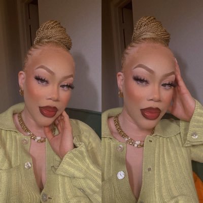 Self Taught MUA. Just a normal black girl with talent who just so happens to have albinism too ❤️ IG : naeway2.0