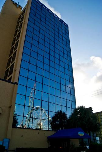 This hotel is located across from the 14th Ave. Pier and Myrtle Beach Boardwalk. The Skywheel and Jimmy Buffett's Land Shark Restaurant are only 1 block south.