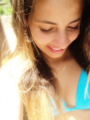 So uma pessoa normal,mais indiferente dos oltros aqela menina qe ama ,qe sofre,qe se sente sozinha a td tempo msm qe esteje rodiada de pessoas...