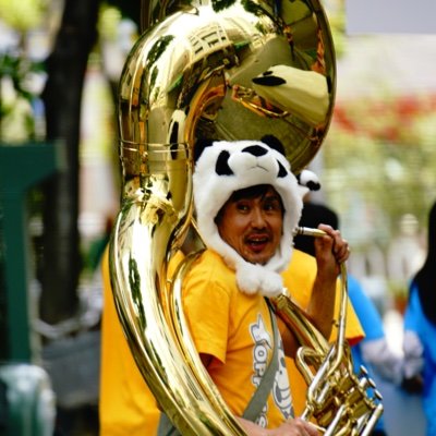 神戸を中心に活動しているニューオーリンズスタイル ブラスバンド、YOPPY'S BRASS BANDのバンマスをしています。スーザフォンを吹いています。