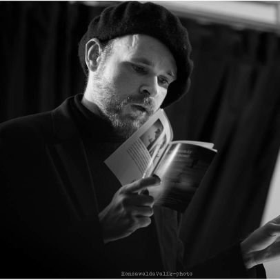 Mý jméno je Sigma. A jsem chodící nádoba plná existenčního buřtguláše.
Poet for hire. Přítel, alkoholik, hrdina.