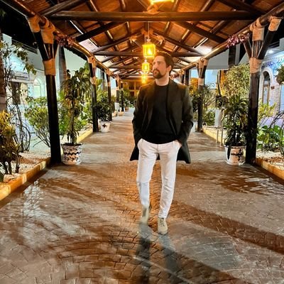 Autónomo desde los 25 años 😅
Café y fútbol en vena ☕⚽
Buscador de oportunidades de negocios💻💸📱