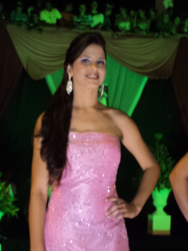 Apenas uma pequena menina com os sonhos de uma grande mulher . Vivendo num mundo surreal e estressante, tentando apenas ser feliz!!