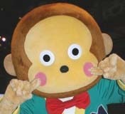 本名：おやまのもんきち＝英語のMONKEYからきている。　
性格：楽天家、1度のせるととまらない。こだわり派でもある。　
趣味：だじゃれをつくること。いつもだじゃれを考えている。　
特技：大好物のバナナを１分間に10本も食べられる。