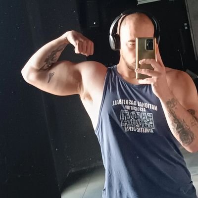 powerlifting content kao ja nesto onaj dizem oni: ctkb_fit
Bivši profesionalni igrac košarke ali me zajebase