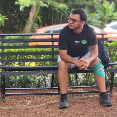 Escribo, trepocerros, soy fan de Cheems; hago música; leo mucho y hablo tonterías (en varias lenguas); me gustan mucho los gatitos y perritos.