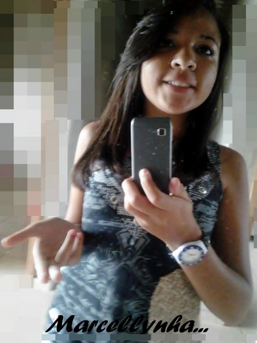 Brasilia-df,Solteira,13 anos,touro,idiota , chata e sou uma Fofolete do @Liinhares Ou para de ler isso e clica logo em follow .