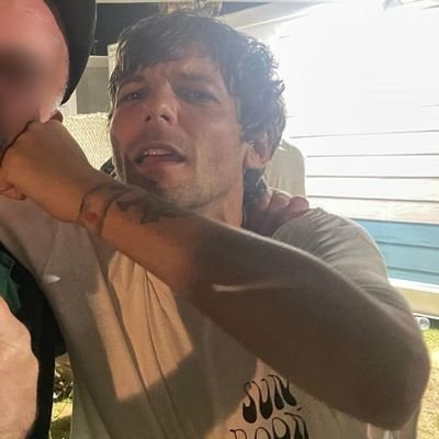 comiendo salchipapa con louis.
louis me saludó por mi cumple e interactuamos varias veces!!!